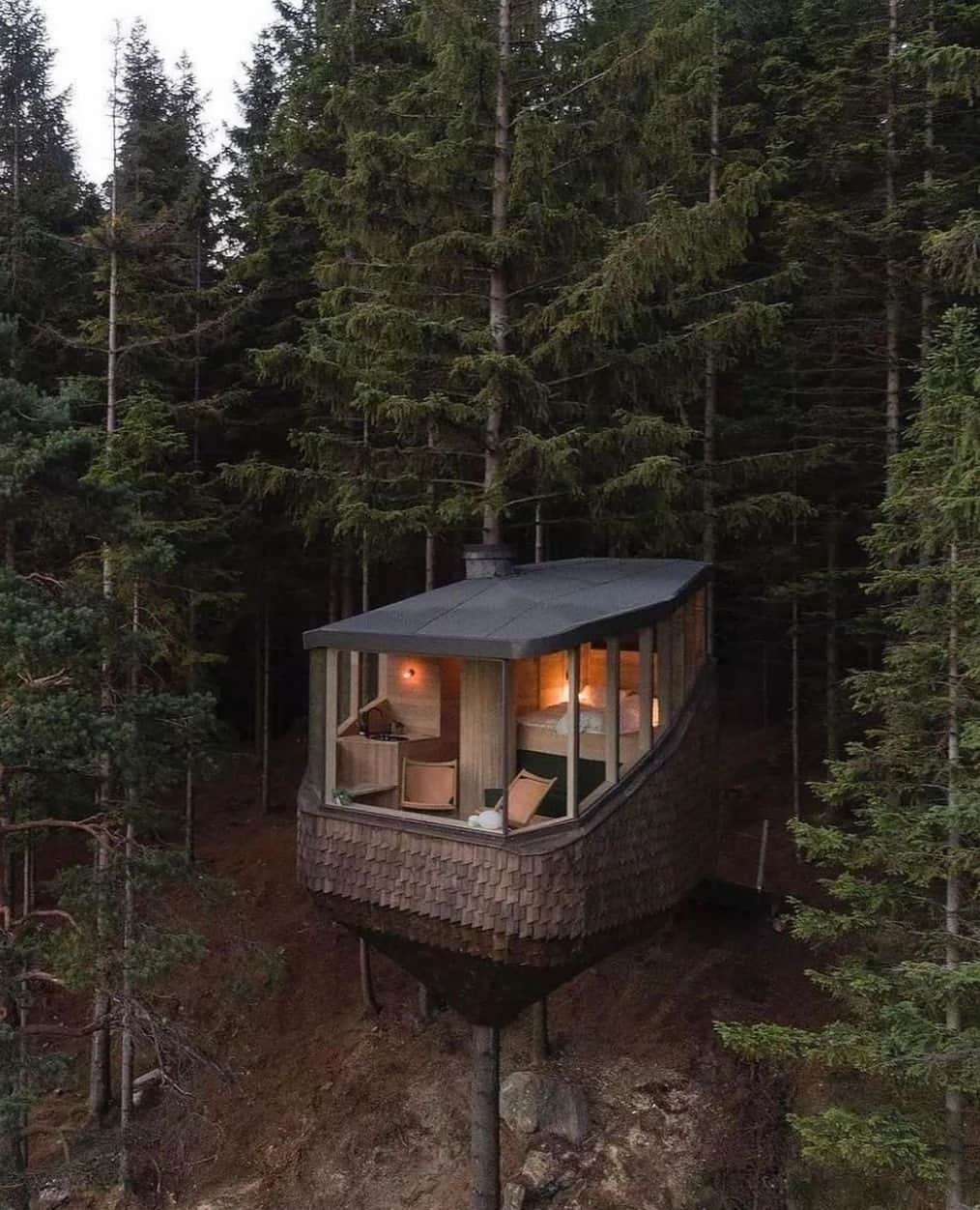 パブリッシュブランドのインスタグラム：「The Overseer.  Source: @ellingsensindre . . . #publishbrand #todayfortomorrow #publishers #hotelviews #mountainview #luxlife #menslife #menstravel #architectureinspiration #mensarchitecture #mensinspo」