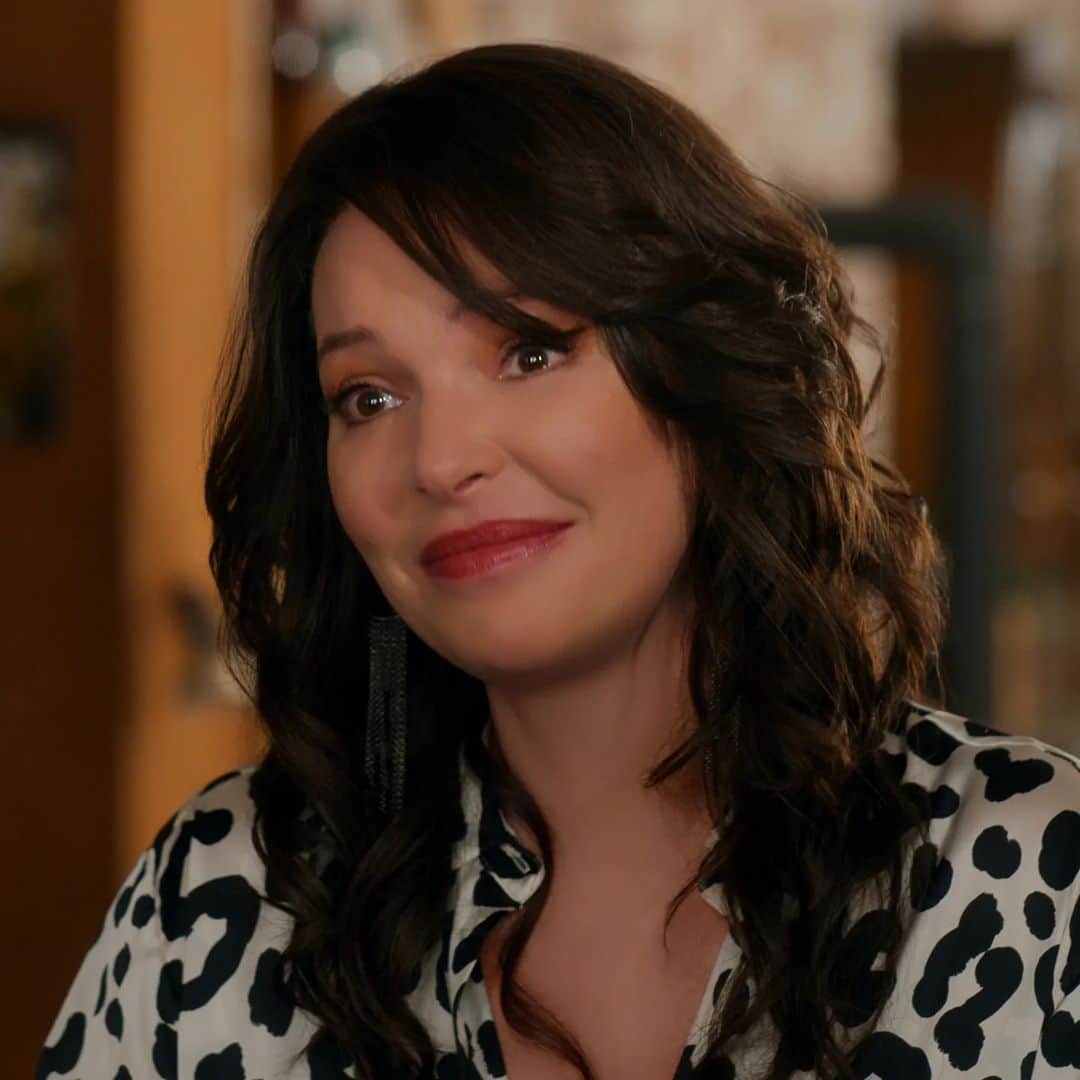 キャサリン・ハイグルのインスタグラム：「The finale of Firefly Lane hit @netflix today, and I'm feeling bittersweet about saying farewell to the show. Tully and Kate's story has been an incredible journey of self-discovery, friendship, and love, and I'm thrilled to have been a part of it. Tully Hart will always hold a special place in my heart, and I'm honored to have played her. I had so much fun working on the show, and I'm grateful to everyone who has watched and supported us. The cast and crew were ALL simply amazing, talented, fun, and gracious people. I'm very lucky to have worked with them. I hope you're all ready for some drama, tears, and laughter! Kristin Hannah's story teaches us not only to celebrate the amazing journey of Tully and Kate's friendship but to cherish our own friendships too. Don't miss it! All episodes available NOW! #FireflyLane #Netflix」