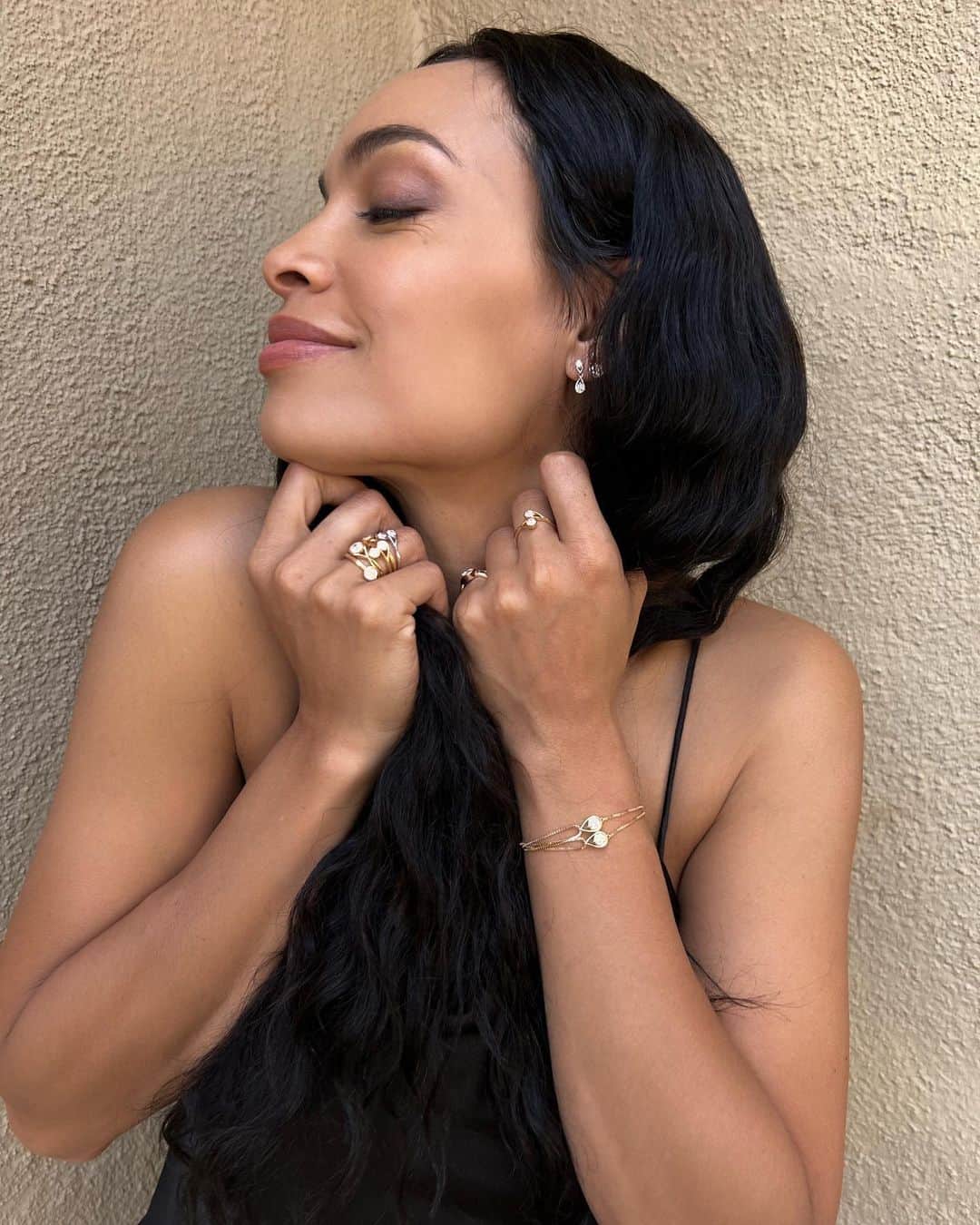 ロザリオ・ドーソンのインスタグラム：「#labcreated diamonds are a girl’s best friend ✨   @theofficialpandora #diamondsbypandora」