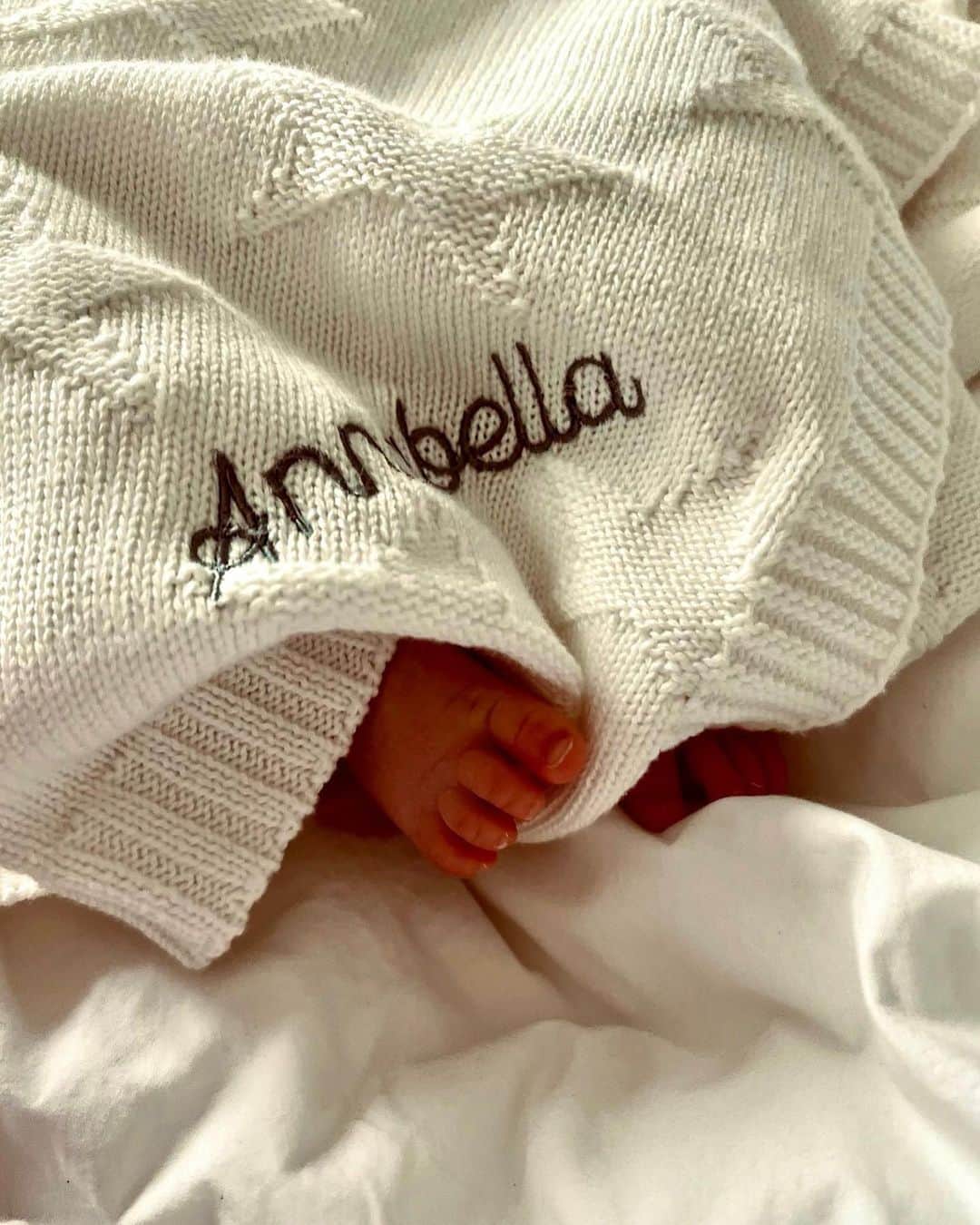 Mollie Kingのインスタグラム：「Tiny toes ❤️ Can you stay like this forever please, Annabella? 🥰」