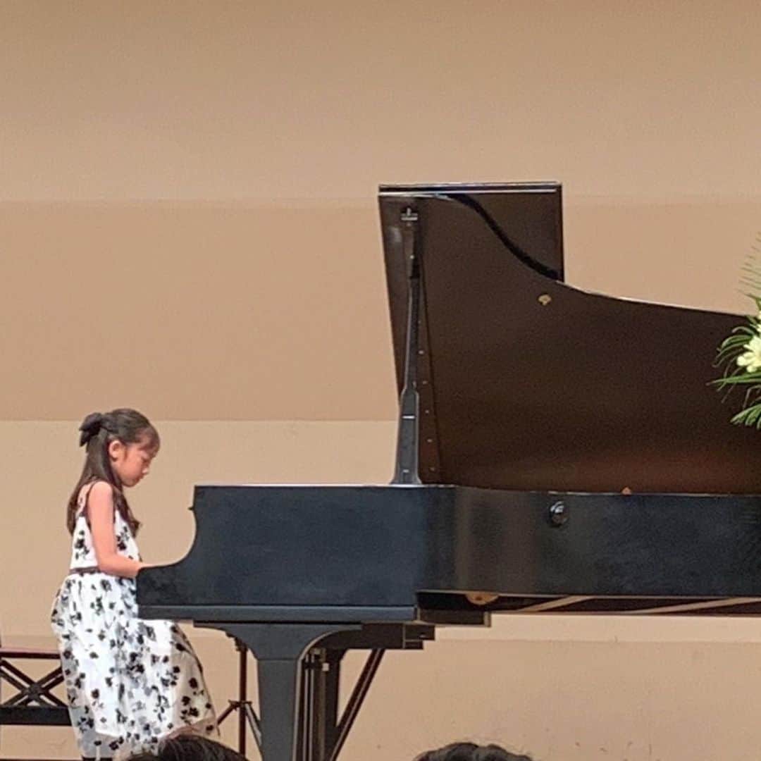 鷲尾春果のインスタグラム：「長女のピアノの発表会🎹 3日程前から、突然のスランプに陥り、弾けば弾くほど弾けなくなり💦 親子共々、なかなかな緊張感のなか迎えた当日。 どちらかと言うと、考えすぎてしまうタイプの娘が、のびのびと、楽しそうに弾く姿を見られて、すごく嬉しかったです✨ 発表会が終わったら、緊張の糸が切れたのか、私が寝込みました笑 #ピアノ発表会 #8歳#3きょうだい#👧🏻👦🏻👦🏻#長女#習い事 #育児#子育て#ママ」