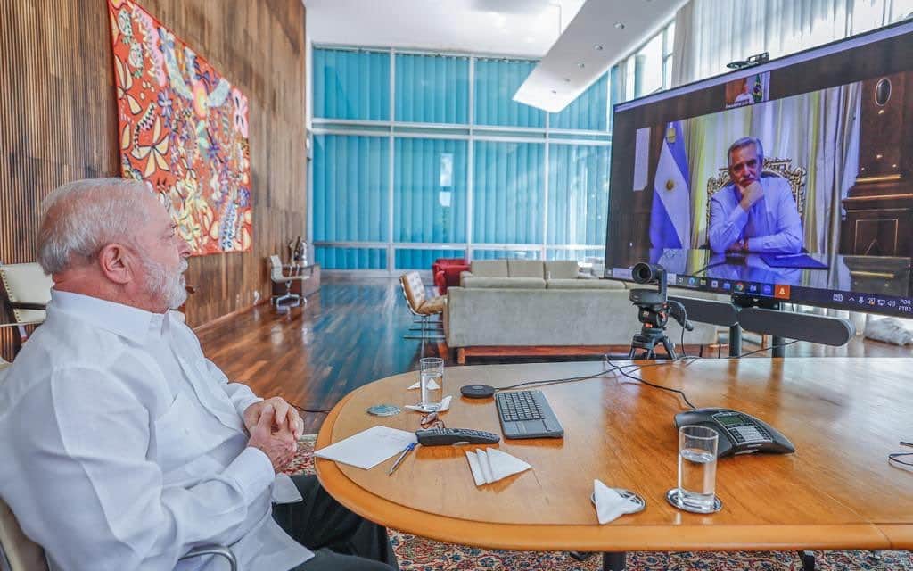 ジルマ・ルセフのインスタグラム：「De volta ao Brasil, o presidente @lulaoficial está trabalhando do Palácio da Alvorada. Uma de suas agendas foi a ligação para o presidente argentino, @alferdezok.   Os dois mandatários falaram de Unasul e aprofundameno do comércio entre Brasil e Argentina 🇧🇷🇦🇷.  📸 @ricardostuckert」