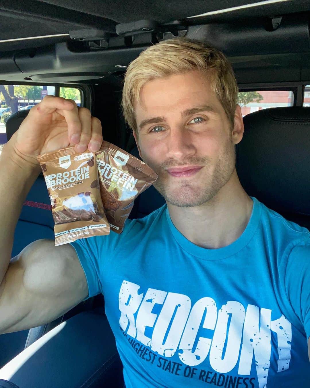 セージ・ノースカットのインスタグラム：「New @redcon1 Snacks are delicious! I think my favorite is the protein brookie so far! Gluten Free, No Whey and 15g protein from Whole Foods! Click the link in my bio to try them now and use code SAGE20 for 20% off!」