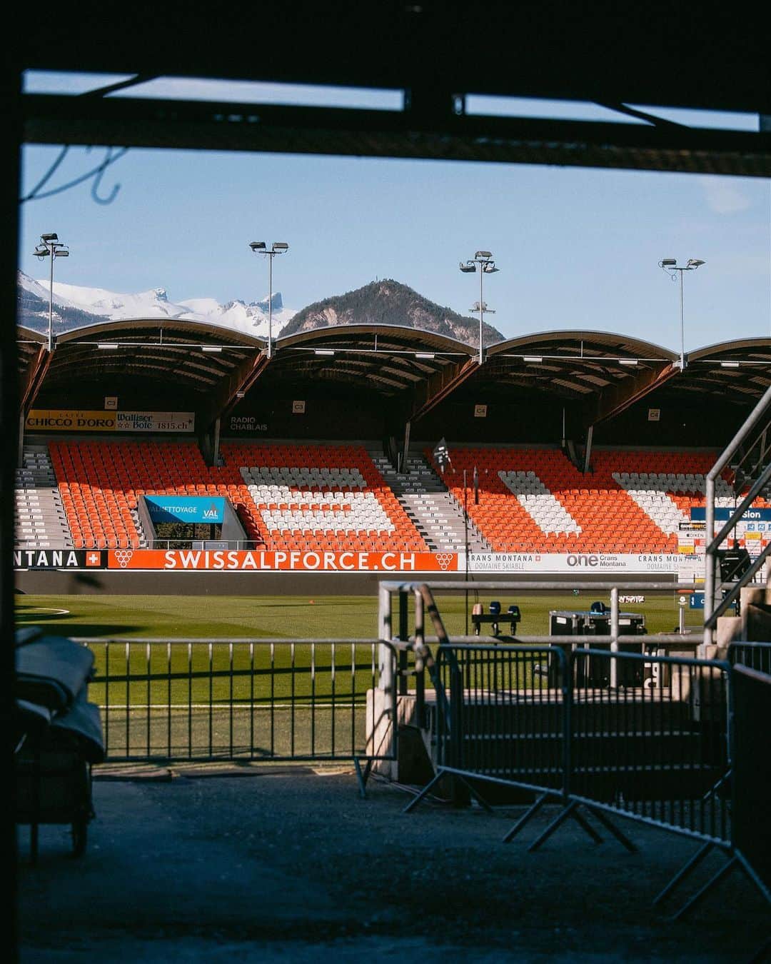 FCバーゼルさんのインスタグラム写真 - (FCバーゼルInstagram)「📍 Stade de Tourbillon ☀️  #FCBasel1893 #MirSinBasel」4月28日 2時49分 - fcbasel1893