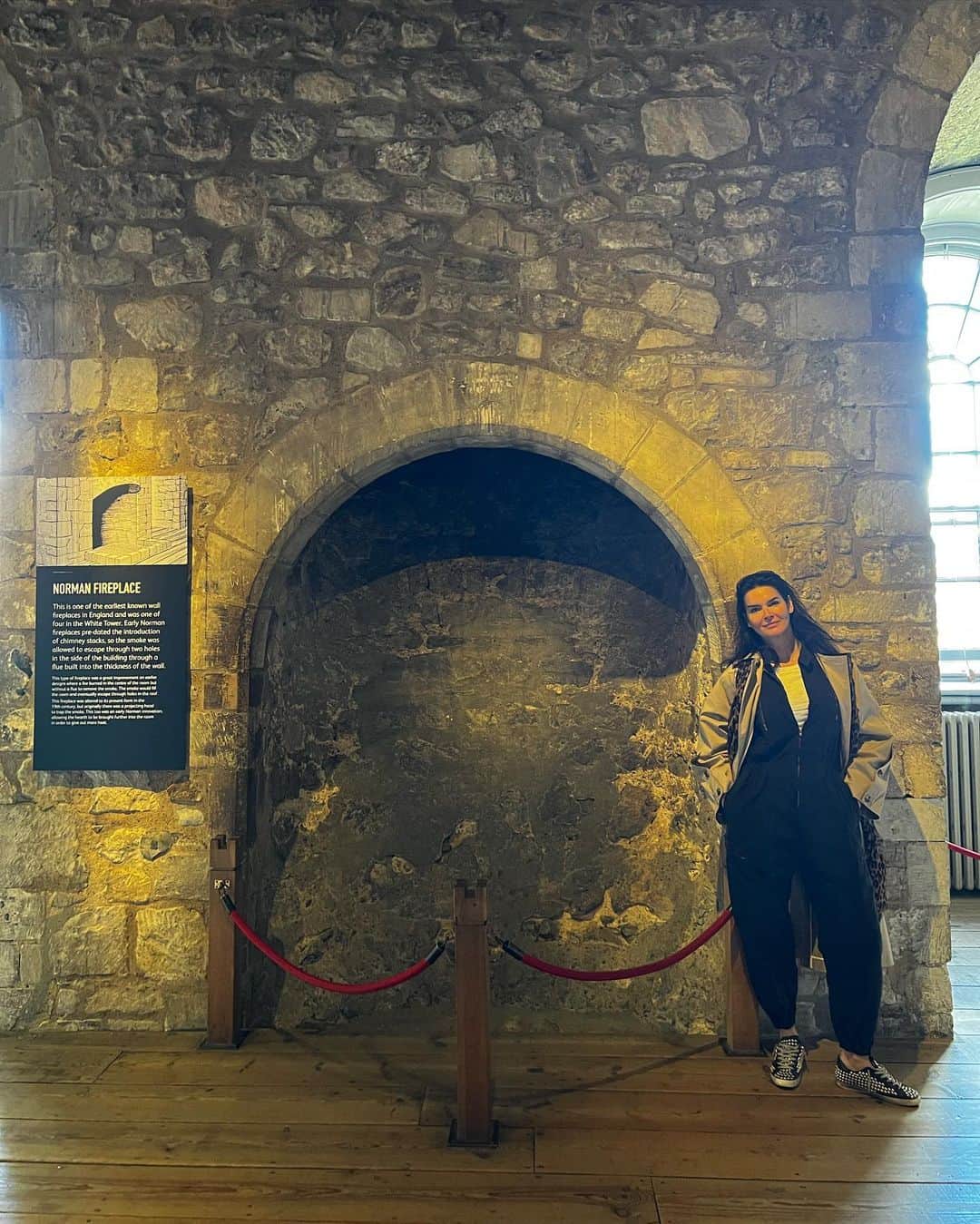 アンジー・ハーモンのインスタグラム：「One of the earliest known fireplaces in England … also where Bruce Wayne got his decorating tips.   #blessed #grateful #england #thewhitetower #hugefireplace #batman #londonlife」