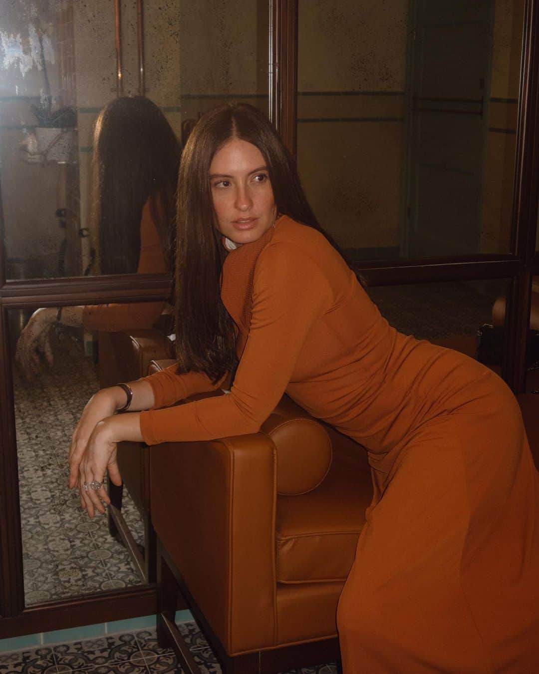 タリアナ・バルガスのインスタグラム：「Matching the sofa. Me gusta la ultima foto, es mi sonrisa real.. 🍊👘🧶🦐🦧⛺️」