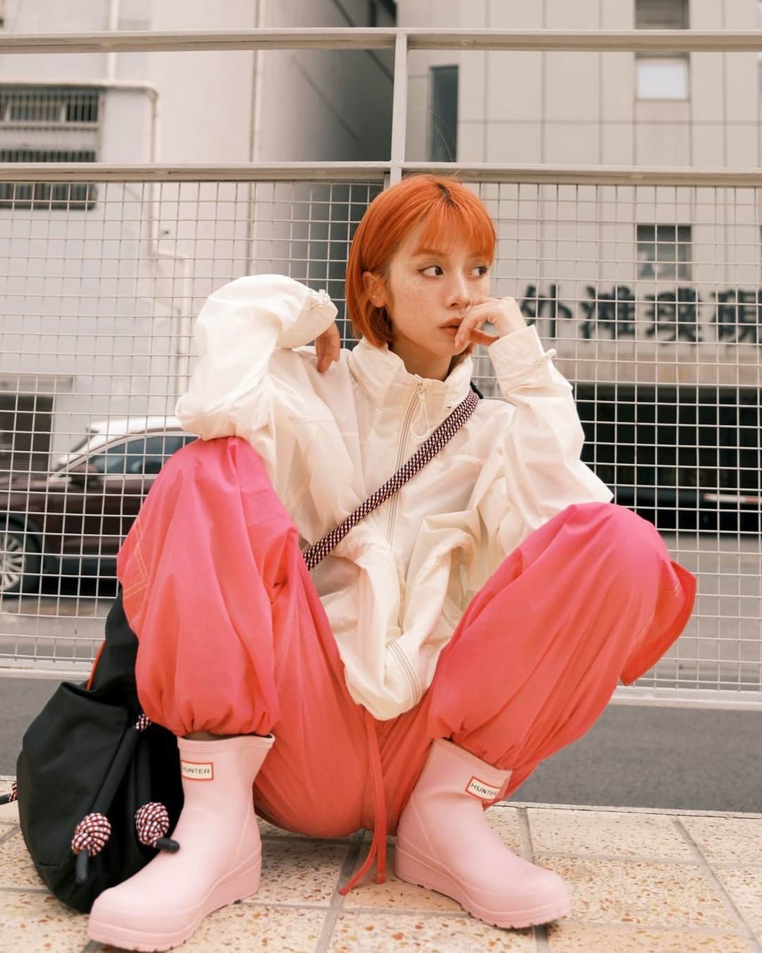 ハンターブーツのインスタグラム：「On the streets of Shanghai, @Shiiqii_mar wears our Travel Jacket, Travel Tote and PLAY Boots. ⁣ ⁣ Tap to shop new spring arrivals.⁣ ⁣ #HunterTravelSeries⁣ #HunterBoots」