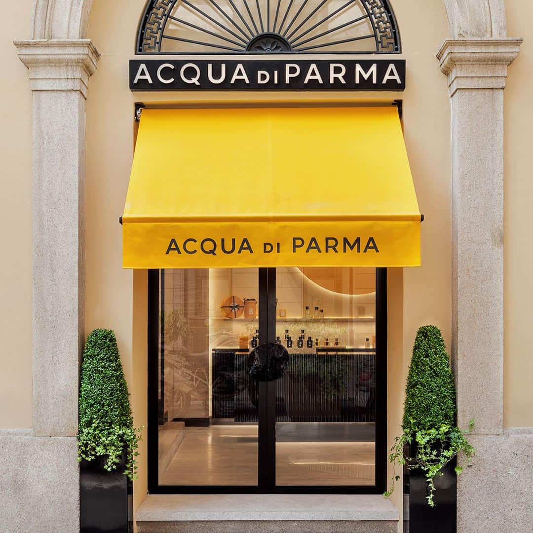 のインスタグラム：「A world of sun-filled sensations and sophisticated rituals in signature yellow hues and alluring golden fruits all in the warmth of sunlight awaits you.   #AcquadiParma #TheEssenceofItalianLife」