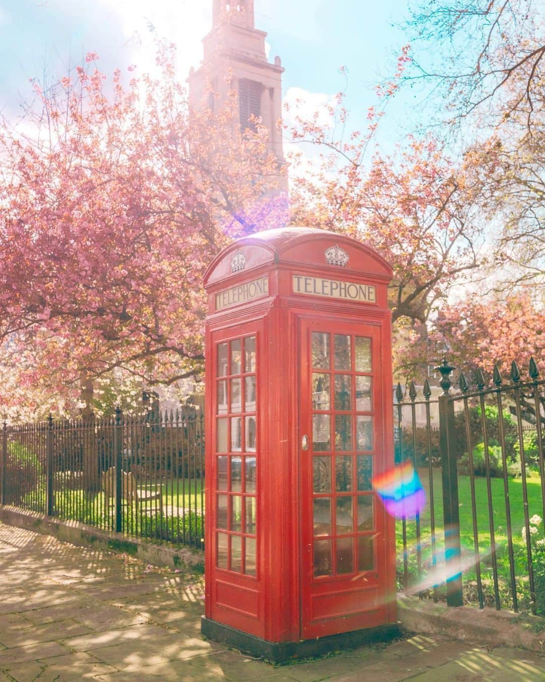 PicLab™ Sayingsさんのインスタグラム写真 - (PicLab™ SayingsInstagram)「Spring has sprung in the beautiful neighborhood of Notting Hill. 🌸🇬🇧 Can you imagine a more perfect afternoon than cruising around in this cute little car?! Keep an eye out for our Paradise Expert City Guide to London coming next week!  Photo 1 and 4 by @lepinkfigaro Photo 2 by @hispassport Photo 3 by @yearof_」4月28日 3時08分 - paradise