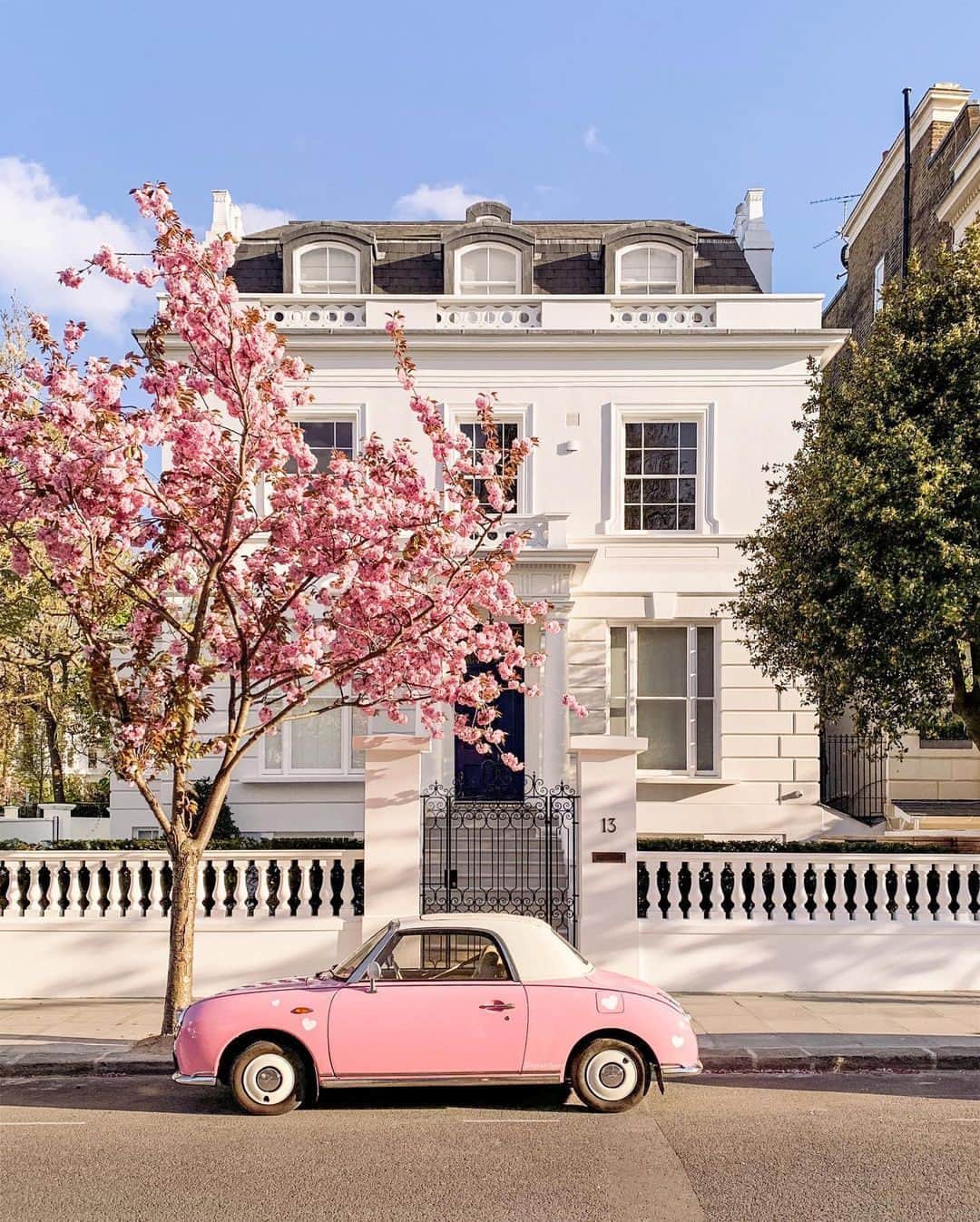 PicLab™ Sayingsさんのインスタグラム写真 - (PicLab™ SayingsInstagram)「Spring has sprung in the beautiful neighborhood of Notting Hill. 🌸🇬🇧 Can you imagine a more perfect afternoon than cruising around in this cute little car?! Keep an eye out for our Paradise Expert City Guide to London coming next week!  Photo 1 and 4 by @lepinkfigaro Photo 2 by @hispassport Photo 3 by @yearof_」4月28日 3時08分 - paradise