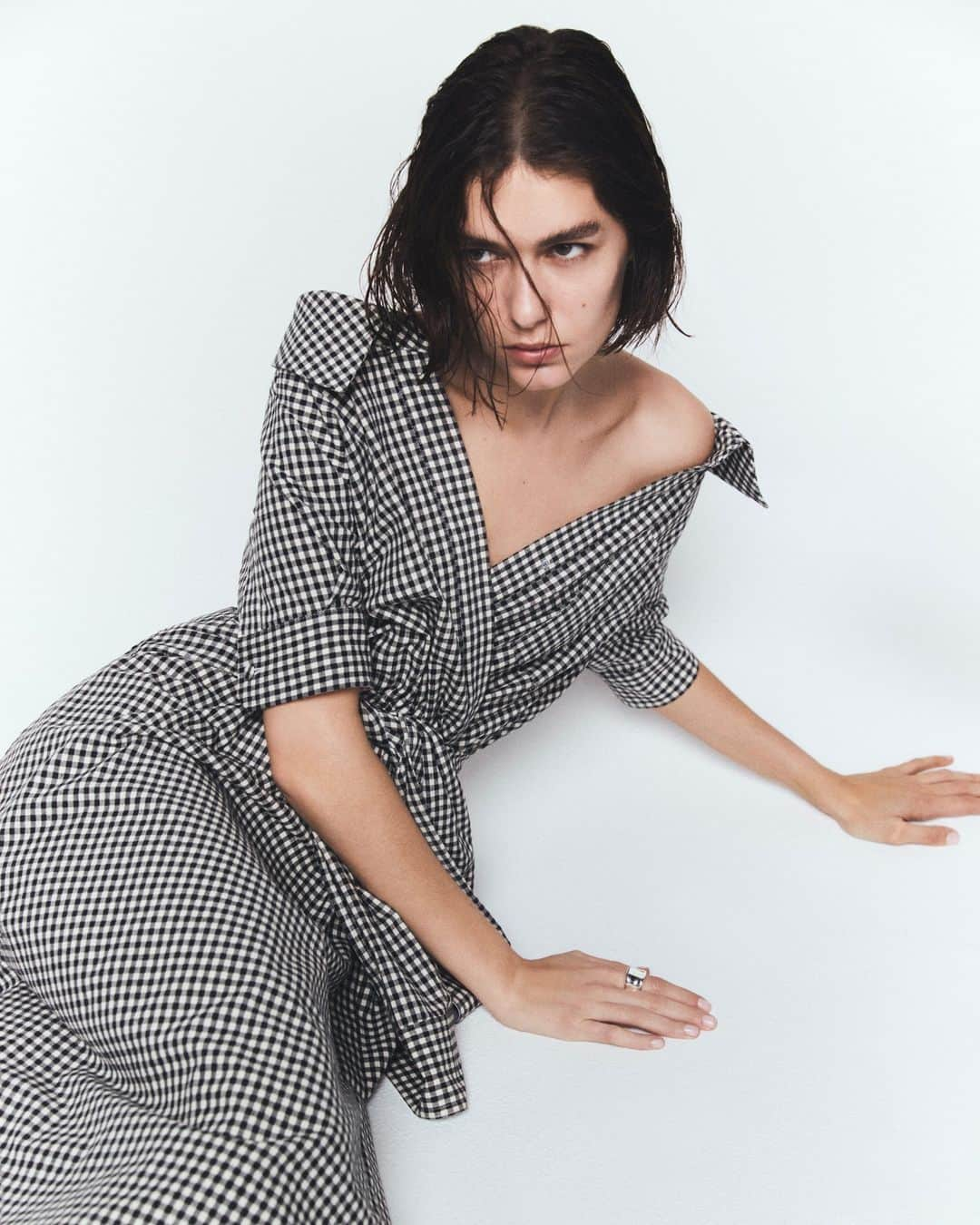 アルチュザラのインスタグラム：「The 'Lydia' dress is reimagined this season in a black and ivory gingham check with an open collared neckline and on-seam pockets that exude undone ease.  www.altuzarra.com」