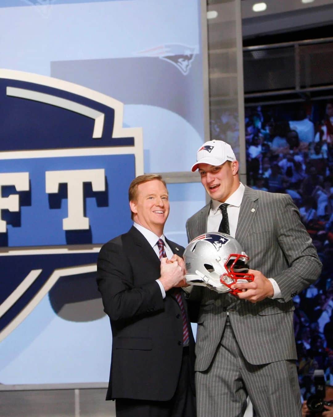 ジュリアン・エデルマンのインスタグラム：「Round 7 #232… swipe for a surprise #TBT #2023NFLdraft」