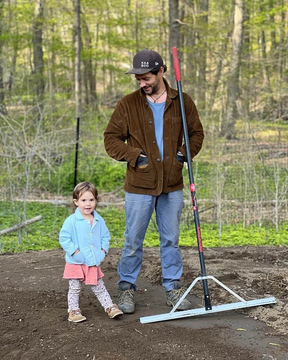 マイケル・レイディのインスタグラム：「I love my helper. She loves her pockets.」