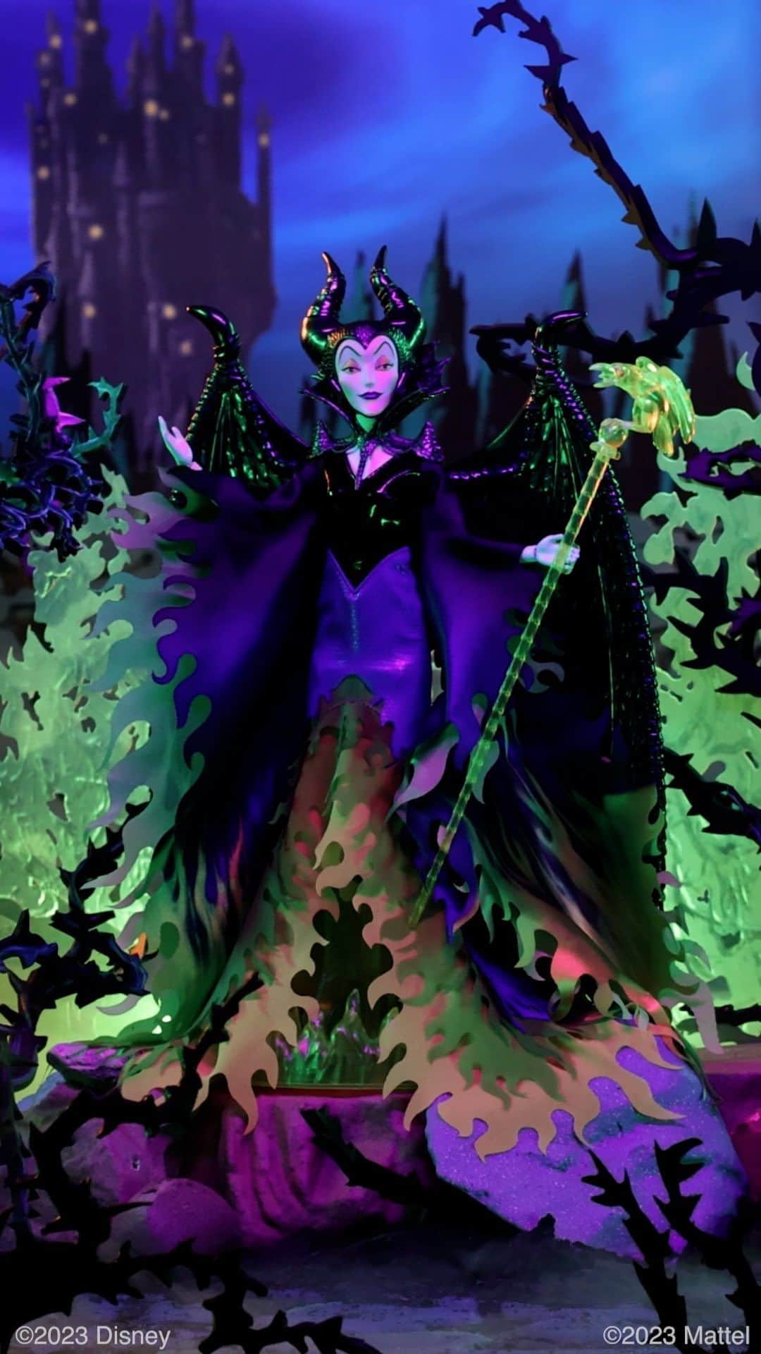 Mattelのインスタグラム：「Celebrate Disney’s 100 Years of Wonder with the launch of a new doll series.     Since the 1959 classic movie Disney’s Sleeping Beauty, Disney’s Maleficent has become one of their most wickedly loved Villains. This special collector edition captures her dramatic change from fiendish fairy into a fearless fire-breathing dragon. With majestic dragon wings and green flames engulfing her scaly black and purple gown, Maleficent is depicted in mid-transformation.   Join our Lead Product Designer and other guests for a special livestream today, 4/27, at 12 PM PT on Mattel Creations.   Grab the first Darkness Descends Series doll on 4/28 at 9 AM PT on MattelCreations.com.   #MattelCreations #Disney100」