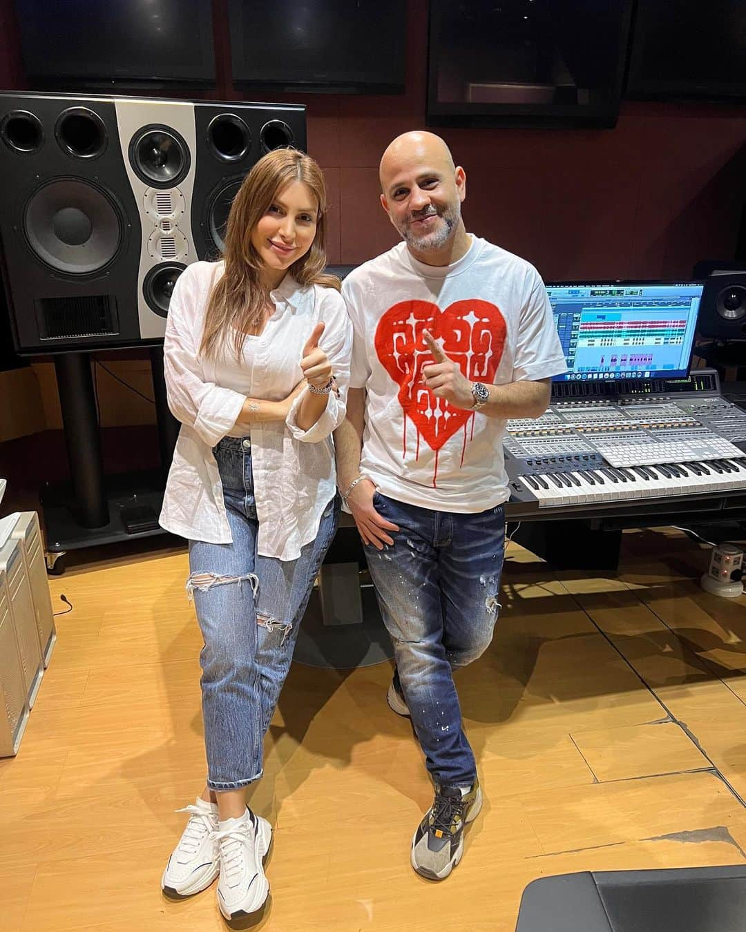 ヤーラさんのインスタグラム写真 - (ヤーラInstagram)「انتظرونا قريباً … ❤️🎶 @azizelshaf3i   #StayTuned for what's coming 👀  #Yara | #يارا  . . .  #Soon #Yaralb_Lovers #يارا_لوفرز #YaraFans」4月28日 3時40分 - yara