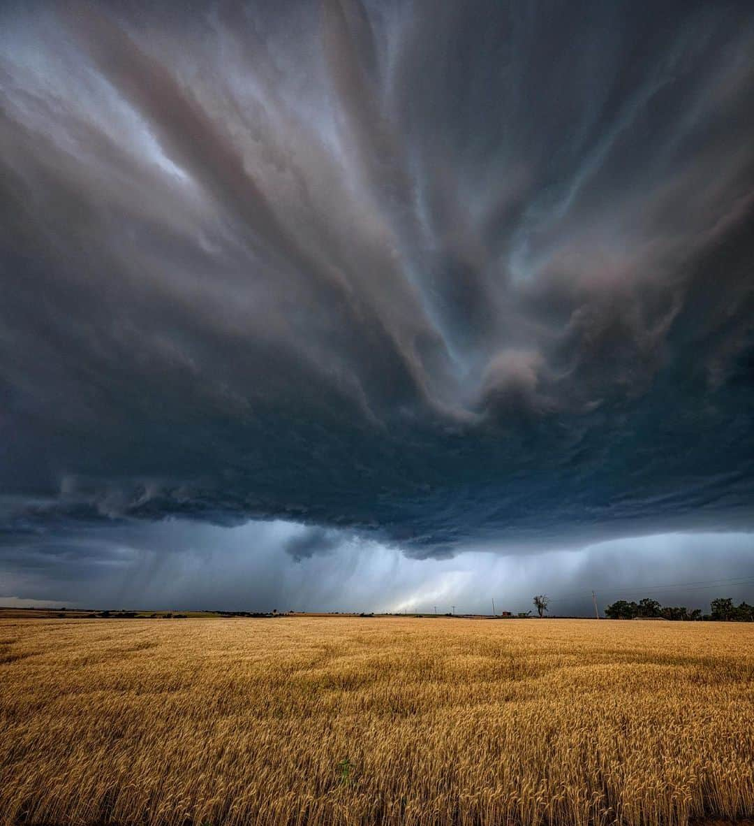 Keith Ladzinskiさんのインスタグラム写真 - (Keith LadzinskiInstagram)「Beautiful Oklahoma skies - Shot this beautiful storm last year along side @krystlejwright @nampix @skiparmstrong and looking forward to more of this visual madness soon! @canonusa」4月28日 3時35分 - ladzinski