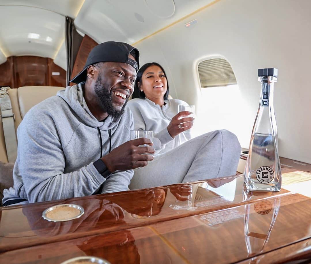 ケビン・ハートさんのインスタグラム写真 - (ケビン・ハートInstagram)「Cheers …. It’s almost the weekend which means it’s almost time to celebrate this weeks hard work!!!!!! Hard Work Taste Different @grancoramino」4月28日 3時47分 - kevinhart4real