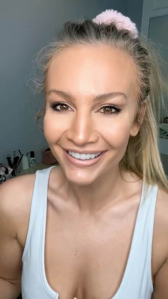 Anna Sacconeのインスタグラム：「My full everyday makeup routine! 💄💋 I linked everything on my @liketoknow.it account, the link is in my bio! 🥰 #sacconejolys #annasaccone #makeuptutorial #makeuproutine #fullmakeup #grwm #grwmmakeup #momof4 #mumof4 #4kidsmama #getreadywithme #beautyroutine #mumlife #momlife」