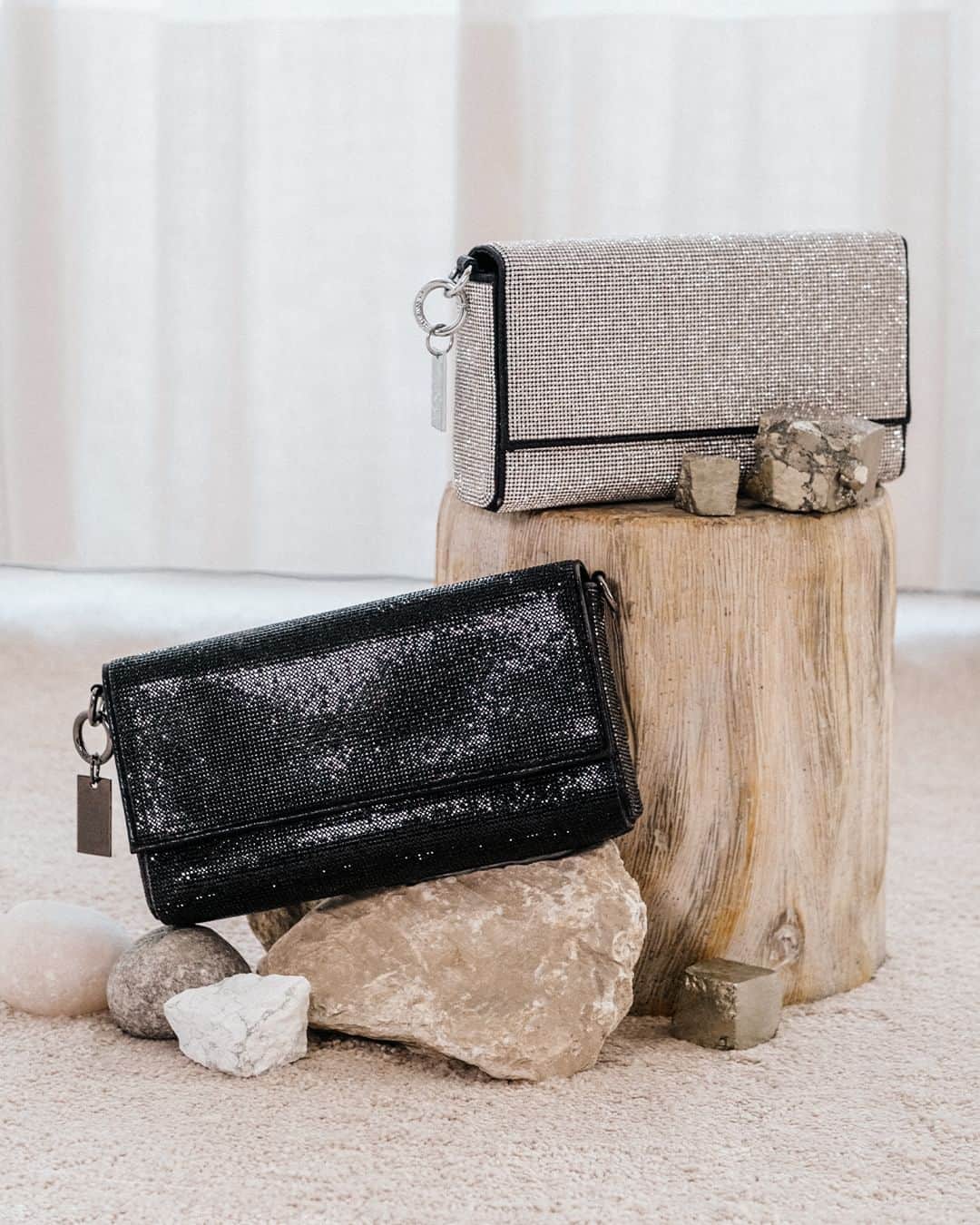 Santa Lollaのインスタグラム：「O match perfeito entre glow e sofisticação. A bolsa transversal com manta de cristal vai agradar de mães modernas e fashionistas até as mais clássicas. Qual combina mais com o estilo da sua: preta ou cristal? [ R$389,90 cada ] #diadasmaesSL #XuxaSashaSL #shinylolla #SLhandbags」