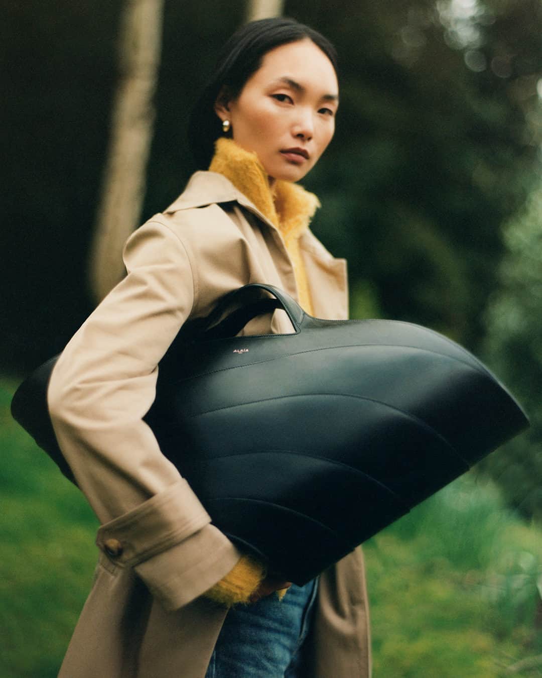 ネッタポルテのインスタグラム：「BAG CHECK: Supersize your accessories with @maisonalaia's ultra-chic 'Khaima' tote.  Tap the link in bio to shop at #NETAPORTER.」