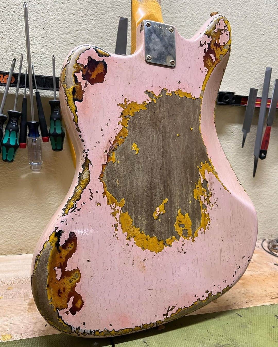 Fender Guitarさんのインスタグラム写真 - (Fender GuitarInstagram)「We can't take our eyes off of this rad '62 Jaguar in Shell Pink over 3-Color Sunburst — built by @andyhicks_fender at the @fendercustomshop. What's your favorite feature on this one?」4月28日 4時01分 - fender
