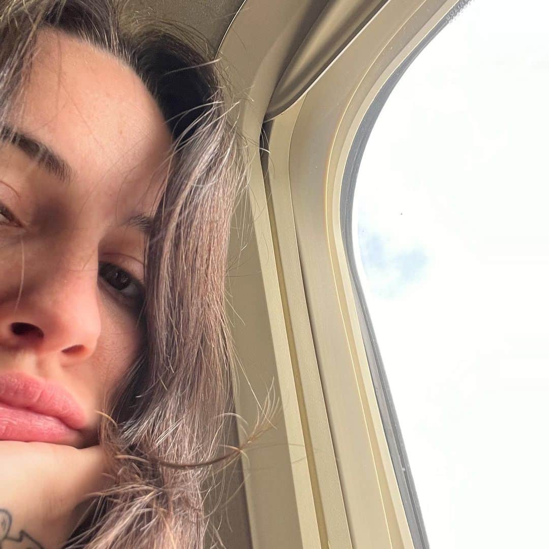 ビー・ミラーのインスタグラム：「i’m about to take off but this call is coming from inside the house TONIGHT BABYYYYYYY WOOOOOOO」
