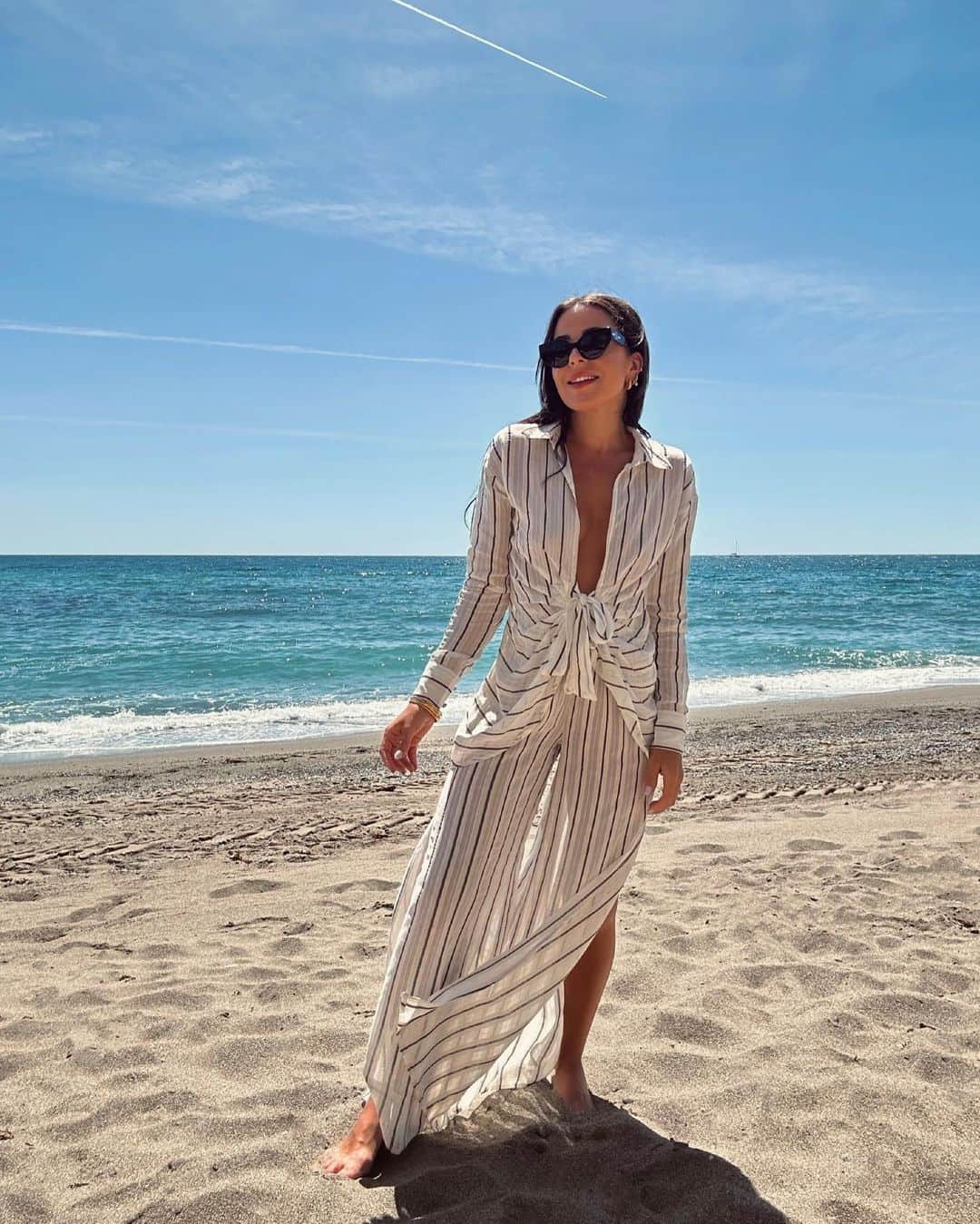 River Islandさんのインスタグラム写真 - (River IslandInstagram)「Vacation time @annabremwilson ✈️  Which beach look will you be rocking this summer? We're OBSESSED with both.  #ImWearingRI #Linkinbio to shop  Black sunglasses - 776209」4月28日 4時02分 - riverisland