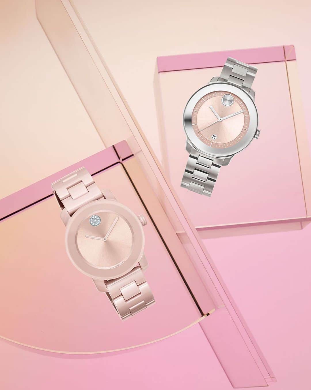 モバードのインスタグラム：「Give mom something she will treasure forever. Shop our collection of #MovadoBold timepieces, designed with her in mind. Head to Movado.com now!」