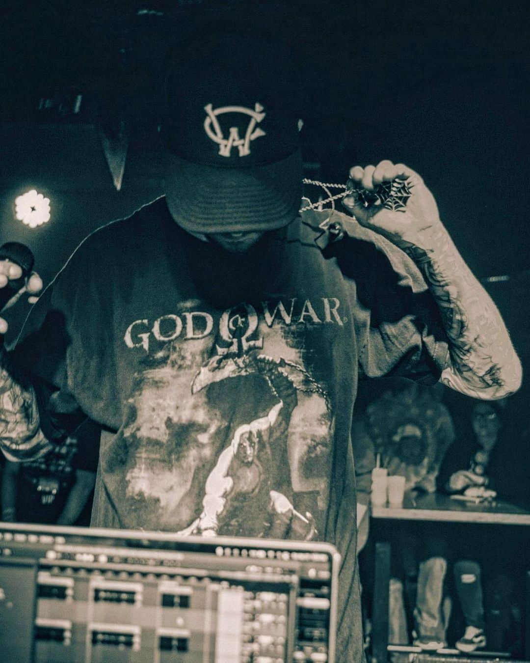クリス・ウェビーのインスタグラム：「Starting out this Canadian run with straight sell outs 😳🇨🇦😳🇨🇦  #GodOfTour ⚔️🕸」