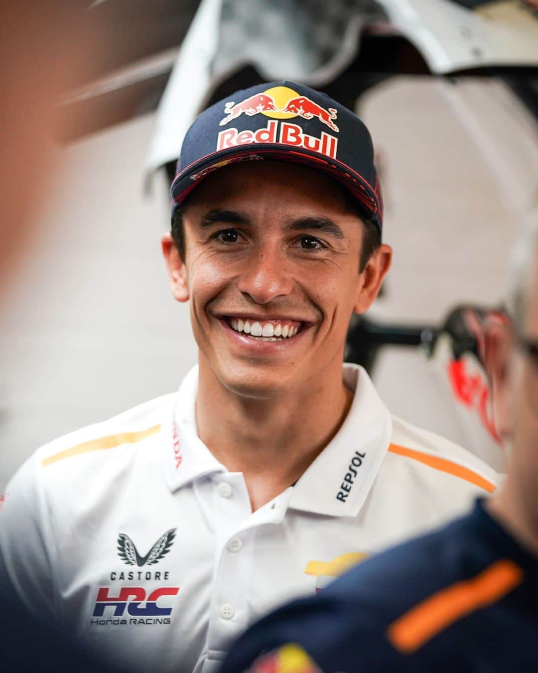 レプソル・ホンダのインスタグラム：「All smiles back at the track, back with the team 😄  A catch up with everyone, an update on his injury and @marcmarquez93 is on his way back home to continue his recover as he targets the #FrenchGP」