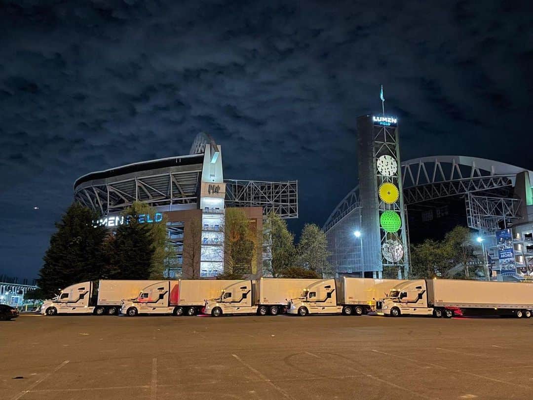 のインスタグラム：「La gira BLANCO Y NEGRO de USA. VOLVER. Inicia mañana. Somos todo emoción.  El que tenga miedo……. que pegue un grito. Seattle y Portland esta semana.  Vamos con todo.」