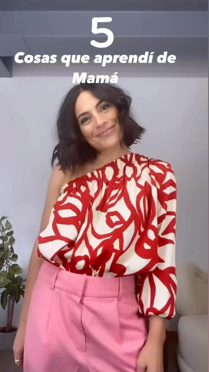 Ana Brenda Contrerasのインスタグラム：「Se acerca el día de la madre y quiero contarles 5 cosas que aprendí de mi mamá ❤️💕  @lbelonline」