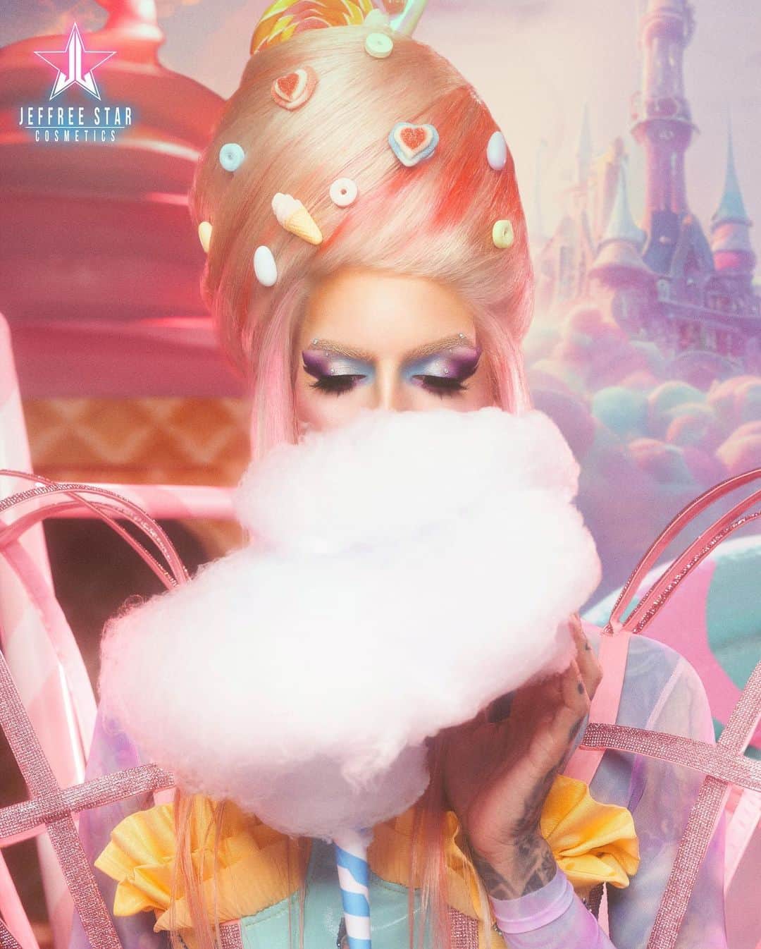 Jeffree Star Cosmeticsさんのインスタグラム写真 - (Jeffree Star CosmeticsInstagram)「We still can’t get over the stunning visuals from our #CottonCandyQueen Collection!!! 🍭💖 Thank you all so much for the love on all our new products!!! 🙏🏻 #jeffreestarcosmetics」4月28日 4時13分 - jeffreestarcosmetics