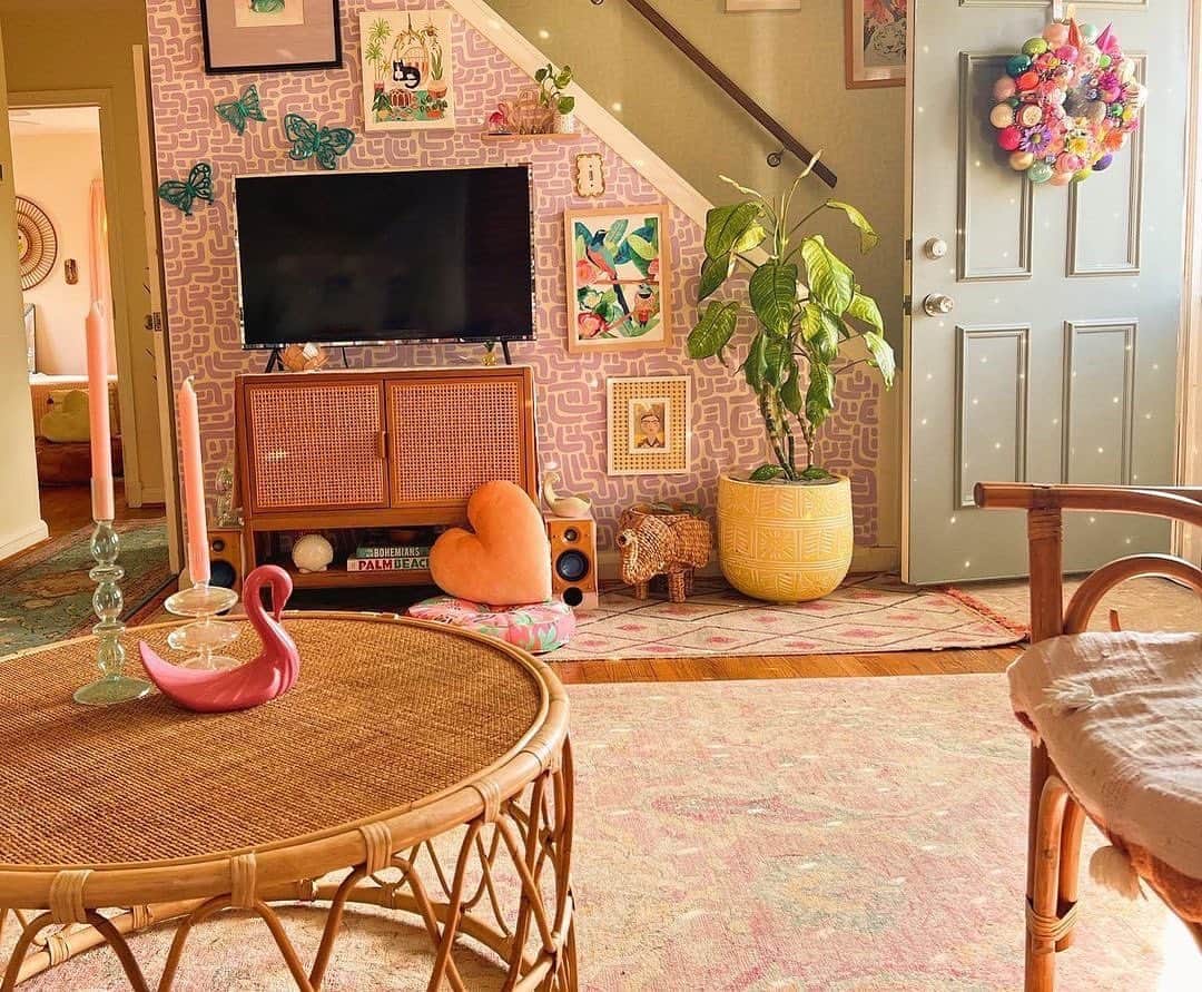 ニコールミラーのインスタグラム：「A new rug can completely transform a room! @papillonbohemehome created a cozy and colorful space in her home with this Nicole Miller rug! 🏠💗 #NicoleMiller #NMfinds #wayday #wayfair #townandcountry #stylelikeNM」