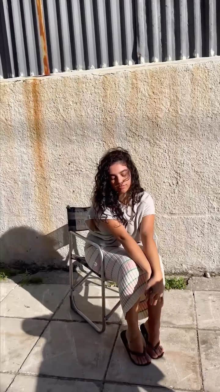 アメリカンビンテージのインスタグラム：「ATHENS BEHIND THE SCENES DAY 2/3 💙🇬🇷  Time flies under the bright sun of Athens: day 2 of our Spring/Summer 2023 campaign 🌞 Different neighborhoods, different atmospheres but always a pleasure to meet the creative personalities of the city!  #americanvintage #americanvintagemen #ss23 #behindthescenes #athens」