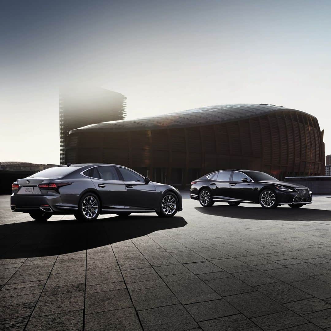 Lexus USAのインスタグラム：「Twin-turbo V6 or V6 with Lexus Multistage Hybrid Drive. Which will you choose? #LexusLS 500」