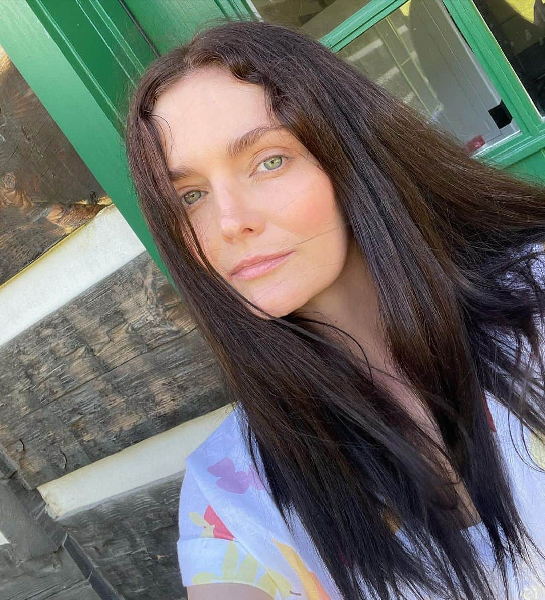 リディア・ハーストさんのインスタグラム写真 - (リディア・ハーストInstagram)「I woke up and decided to do make a change. For the past two decades my hair has been colored, cut, crimped, straightened, teased, and curled at the request and choosing of others. Today, probably to the shock dismay of my brilliant colorist (I’m sorry, don’t hate me!!!!), I decided to go bold, go dark, and make a change on my own. First, you’ll see the after results, and on the next slide you’ll see my personal coloring skills (or lack there of) at work - how I didn’t wind up with dye stains all over myself is just one of life’s many mysteries. 🤪」4月28日 4時35分 - lydiahearst