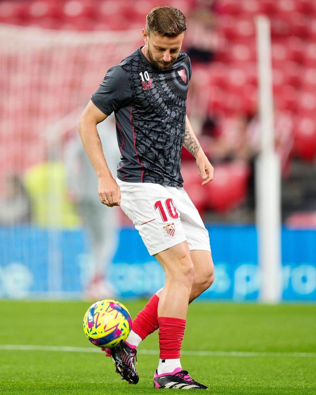 セビージャFCのインスタグラム：「Calentando motores 🔥 💨   #WeareSevilla #NuncaTeRindas」