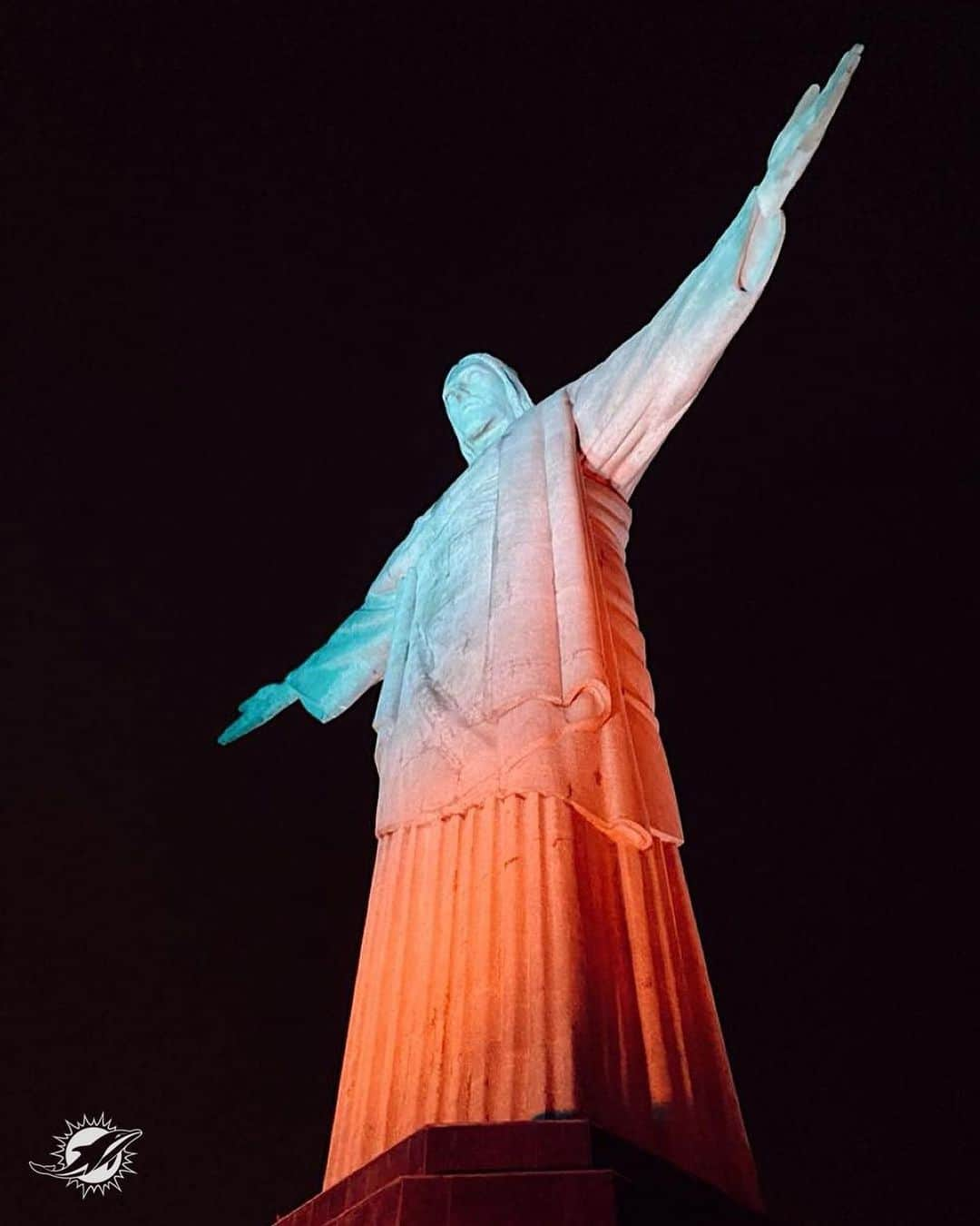 マイアミ・ドルフィンズさんのインスタグラム写真 - (マイアミ・ドルフィンズInstagram)「O Draft vai começar! Nada como lembrar de quando estivemos no Cristo Redentor fazendo história no Brasil. 🐬🇧🇷   É só o começo... #DolphinsBrasil  ——  Draft is about to start! Nothing like when we was at Christ the Redeemer making history in Brazil. It's just the beginning...」4月28日 4時44分 - miamidolphins