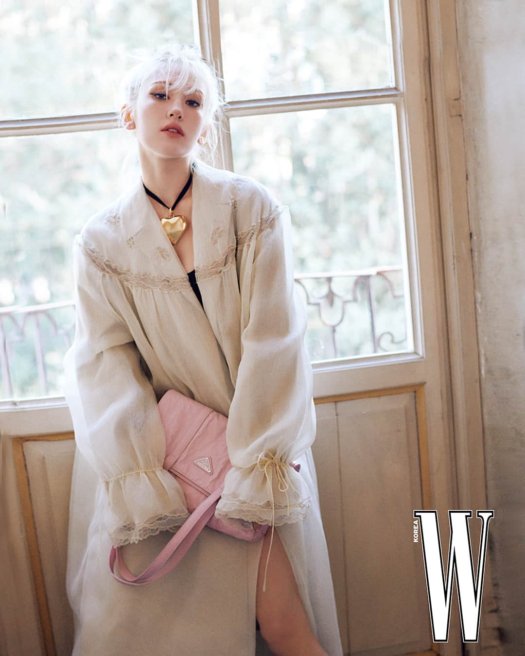 プラダさんのインスタグラム写真 - (プラダInstagram)「Jeon Somi wears #PradaSS23 and #PradaFineJewelry in a recent issue of W Korea. The editorial was photographed by Kim Hyungsik and styled by Geeeun.  #PradaEditorials #Prada @somsomi0309 @Wkorea @hyungsik.kim @onlygeeeun」4月28日 5時00分 - prada