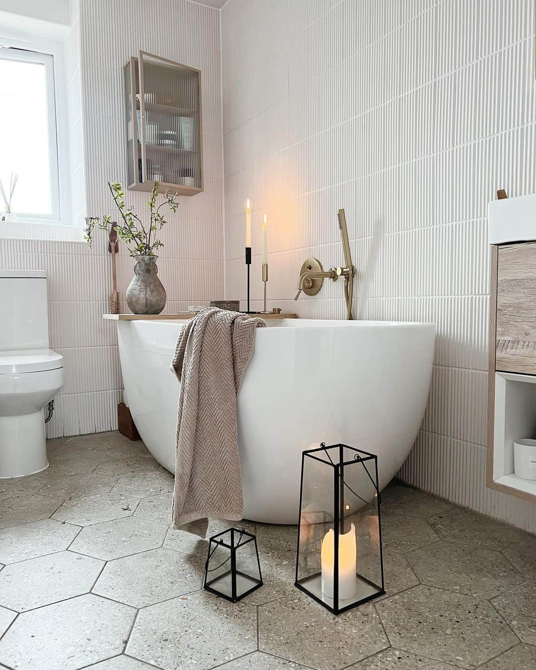 MT DOMAINEのインスタグラム：「A zen bathroom.  (Via @its_all_about_the_house) #MyDomaine」