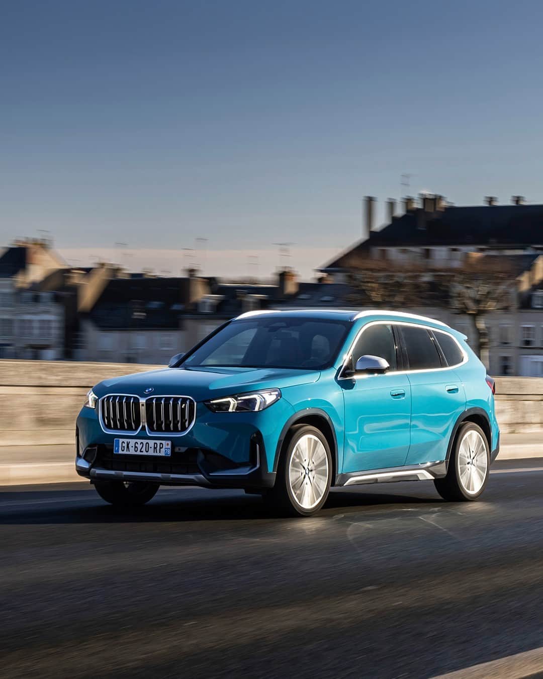 BMWのインスタグラム：「En route to the Blue Bay Lagoon 💙 The BMW iX1. #THEiX1 #BMW #BMWi  __ BMW iX1 xDrive30 : Combined power consumption: 19.1–16.8 kWh/100 km. Combined CO2 emissions: 0 g/km. Electric range: 394–440 kilometers. All data according to WLTP. Further info: www.bmw.com/disclaimer」