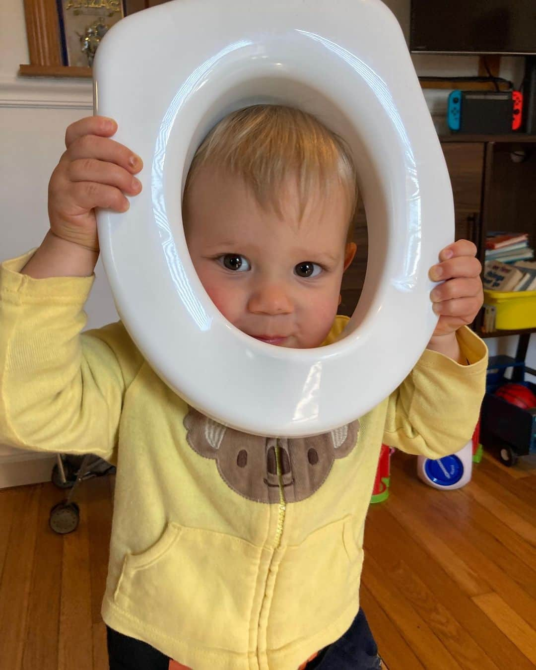 ジュリー・マクニヴンさんのインスタグラム写真 - (ジュリー・マクニヴンInstagram)「Potty training is… a thing we’ll do after we play with the potty.」4月28日 5時01分 - juliemcniven