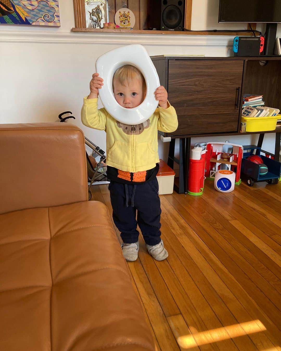 ジュリー・マクニヴンさんのインスタグラム写真 - (ジュリー・マクニヴンInstagram)「Potty training is… a thing we’ll do after we play with the potty.」4月28日 5時01分 - juliemcniven