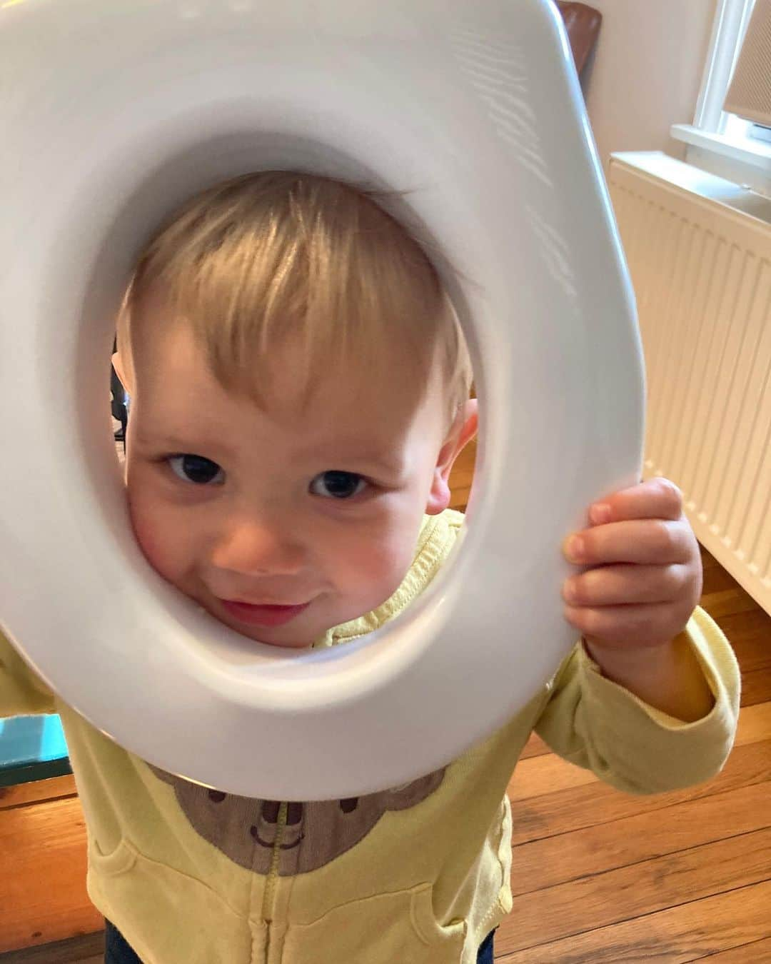 ジュリー・マクニヴンさんのインスタグラム写真 - (ジュリー・マクニヴンInstagram)「Potty training is… a thing we’ll do after we play with the potty.」4月28日 5時01分 - juliemcniven