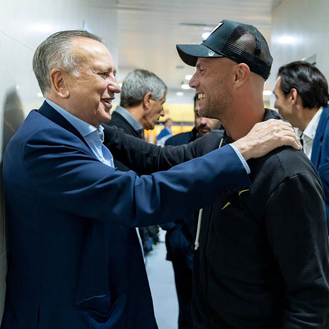 ビジャレアルCFのインスタグラム：「¡El gran Lucho Figueroa también ha festejado la victoria del Submarino en el Estadio de la Cerámica!  ¡Qué bueno volver a verte 💛!   #VillarrealEspanyol」