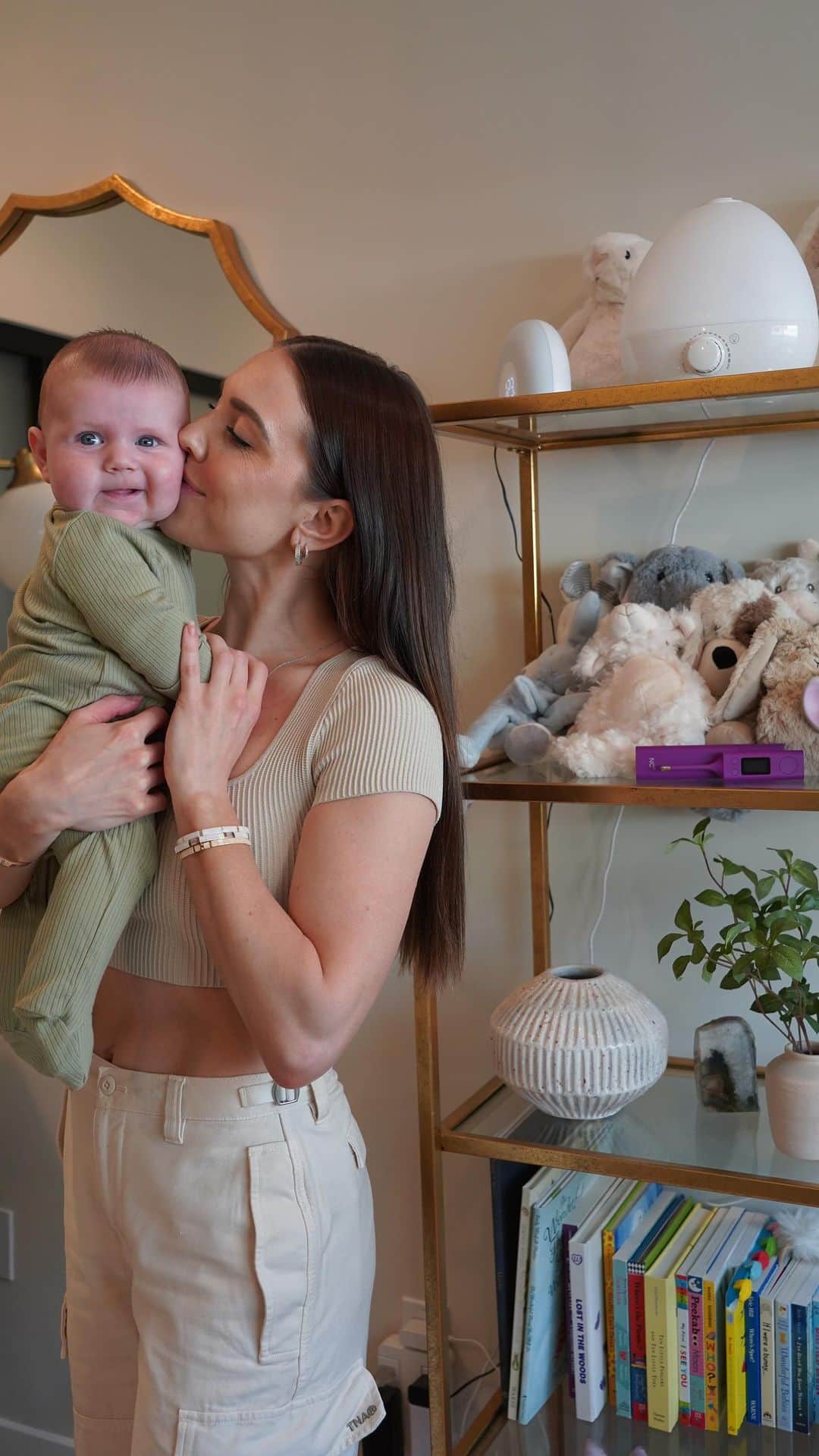 ジェナ・ジョンソンのインスタグラム：「Any other new moms out there getting asked nonstop when they’re going to try for number 2?!🙋🏻‍♀️I’m getting asked A LOT and while I know we’d love a bigger family, I’m just not quite ready yet, plus I’m really enjoying this time with Rome. So until I feel ready I’ve been using @naturalcycles - the FDA Cleared birth control app. I have actually never used hormonal birth control but I didn’t realize that there was an option like this until recently. I kind of thought it was just a period tracker, which it’s not. The app (which is considered a medical device!) uses my body temperature to determine each day if I’m fertile or not. Then using this information, I get the power to decide what to do. It’s super empowering and as someone who likes taking a natural approach anywhere I can, I’m so happy I found this option.   Everyone’s fertility journey is different but if you’re interested in learning if Natural Cycles is right for you, you can go to Naturalcycles.com to learn more.  They also gave me a special code - JENNAJ - to get 20% off the annual subscription and their new thermometer for free! NC is for 18+ and doesn’t protect against STIs *AD」