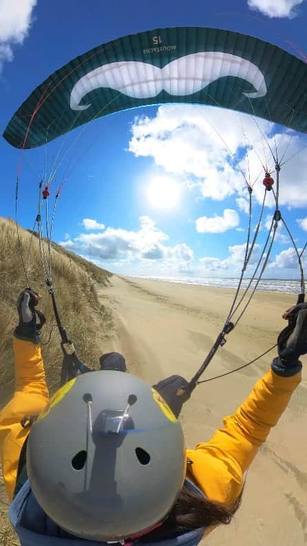 ルスタン・ゲルマノフのインスタグラム：「Noordwijk. Always practising my skills. I like how easy to control Mustache @go.flare.global . Size 15 cover quite big wind speed range.  Still can't imagen that I started paragliding less then a year ago. Now I think I've always done this. Paragliding journey goes on a full wings🎉」