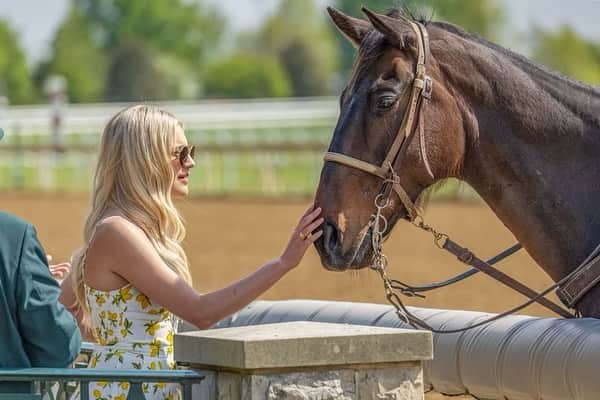 Kelsea Balleriniのインスタグラム：「LEXINGTON? MORE LIKE FLEXINGTON. kidding but not, just had the most beautiful two days playing a show and hanging out with my “if you go down i’m going down too” in her hometown. horses are magical. mountain with a view is on the radio? kenny and i sang you and tequila. pugs are croissants but in dog form. friends are everything.」