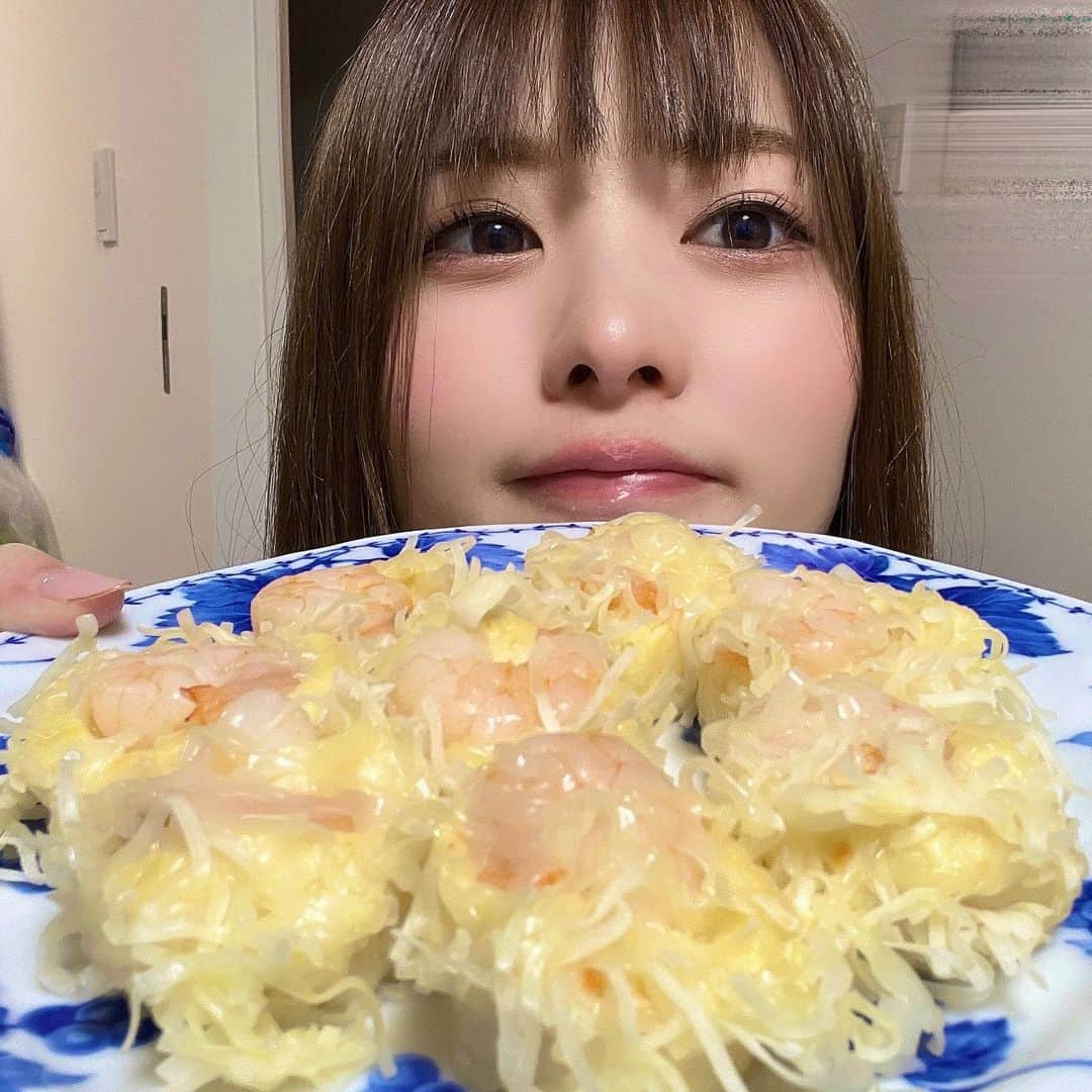 上矢えり奈のインスタグラム：「＊-＊-＊-＊-＊-＊-＊-＊  お取り寄せグルメ🍤 ふんわり海老しゅうまい @hakata_hakusui  一個一個のボリュームが🙆‍♀️ エビの旨みがつまったすり身たっぷりで ふわっふわ食感が美味しかった🤭  冷凍で届くから、食べたいときに すぐチンできるのも💯💯  erina.  ＊-＊-＊-＊-＊-＊-＊-＊  PR @hakata_hakusui #海老しゅうまい #博水 #すり身 #練り物 #福岡お取り寄せ #しゅうまい弁当 #通販グルメ #冷凍食品弁当」